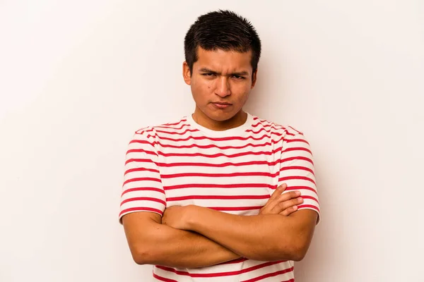 Ung Latinamerikansk Man Isolerad Vit Bakgrund Rynkar Pannan Ansikte Missnöje — Stockfoto