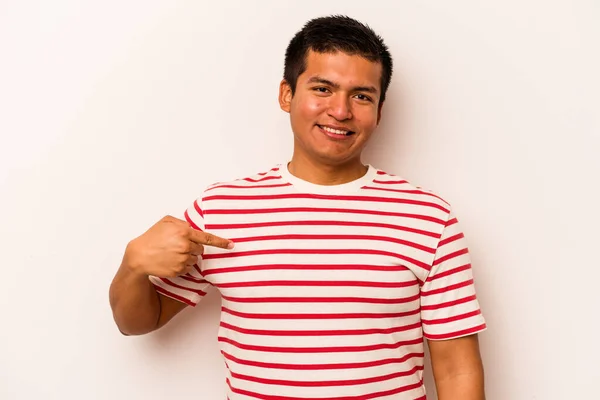 Junger Hispanischer Mann Auf Weißem Hintergrund Isoliert Zeigt Mit Der — Stockfoto
