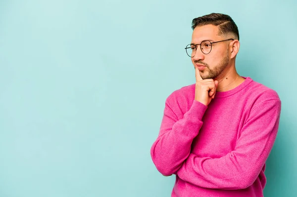 Jeune Homme Hispanique Isolé Sur Fond Bleu Regardant Côté Avec — Photo