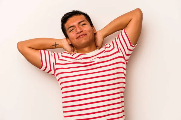 Beyaz arka planda izole edilmiş genç bir İspanyol. Kollarını uzatıyor, rahat duruyor..