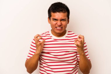 Beyaz arka planda izole edilmiş genç İspanyol adam gergin elleriyle çığlık atıyor..