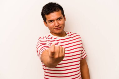 Beyaz arka planda izole edilmiş genç bir İspanyol seni işaret ediyor sanki davet ediyormuş gibi..