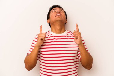 Beyaz arka planda izole edilmiş genç bir İspanyol ağzı açık bir şekilde yukarı işaret ediyor..