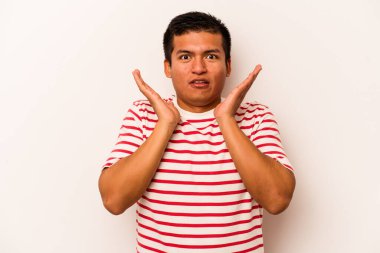 Beyaz arka planda izole edilmiş genç bir İspanyol şaşırmış ve şok olmuş..