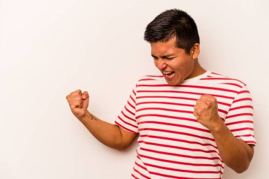 Genç İspanyol adam beyaz arka planda izole edilmiş dans ediyor ve eğleniyor..