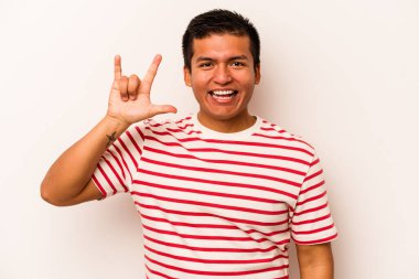 Beyaz arka planda izole edilmiş genç İspanyol bir adam boynuzlarını devrim konsepti olarak gösteriyor..