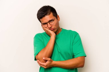 Beyaz arka planda izole edilmiş, sıkılmış, yorgun ve dinlenmeye ihtiyacı olan genç İspanyol bir adam..