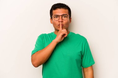 Beyaz arka planda izole edilmiş genç İspanyol bir adam ya sır saklıyor ya da sessizlik istiyor..