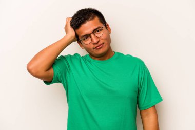 Beyaz arka planda izole edilmiş genç bir İspanyol. Çok yorgun ve uykulu. Elini başının üstünde tutuyor..