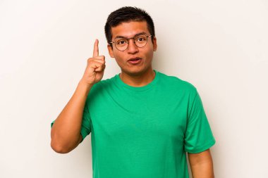 Beyaz arka planda izole edilmiş genç İspanyol bir adamın bir fikri, ilham konsepti var..