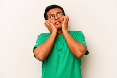 Beyaz arka planda yalnız kalmış, ağlayan ve sızlanan genç bir İspanyol..