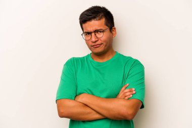 Beyaz arka planda izole edilmiş genç bir İspanyol şüpheli, belirsiz, seni muayene ediyor..