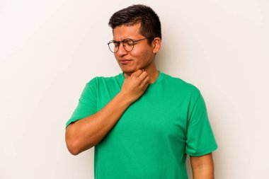 Beyaz arka planda izole edilmiş genç İspanyol bir adam virüs veya enfeksiyon yüzünden boğaz ağrısı çekiyor..