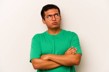 Beyaz arka planda izole edilmiş genç İspanyol adam tekrarlanan bir görevden yoruldu..