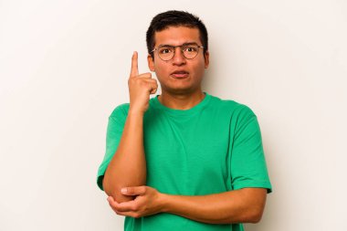 Latin kökenli genç bir adam beyaz arka planda izole edilmiş harika bir fikri, yaratıcılık kavramını var..