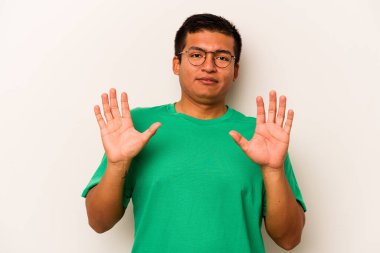 Beyaz arka planda izole edilmiş genç İspanyol bir adam tiksinti belirtisi gösteren birini reddediyor..