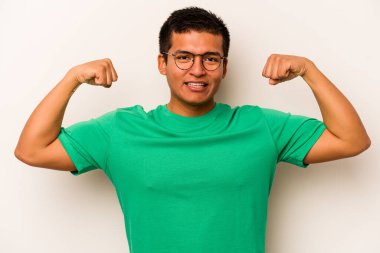 Beyaz arka planda izole edilmiş genç bir İspanyol kadın gücünün sembolü olan kollarıyla güçlü bir hareket sergiliyor.