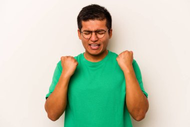 Beyaz arka planda izole edilmiş genç bir İspanyol tasasız ve heyecanlı bir şekilde tezahürat yapıyor. Zafer konsepti.