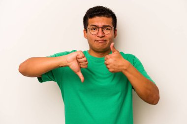 Beyaz arka planda izole edilmiş genç bir İspanyol, baş parmağını kaldırıyor, zor bir seçim.