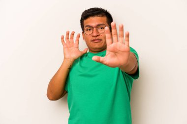 Beyaz arka planda izole edilmiş genç bir İspanyol, yakın bir tehlike nedeniyle şok oluyor.