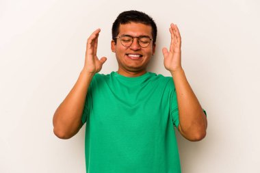 Genç İspanyol adam beyaz arka planda izole edilmiş neşeli bir şekilde gülüyor. Mutluluk kavramı.