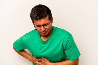 Beyaz arka planda karaciğer ağrısı çeken, karnı ağrıyan genç bir İspanyol..