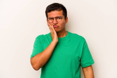 Beyaz arka planda izole edilmiş genç İspanyol bir adam güçlü bir diş ağrısı, azıdişi ağrısı var..