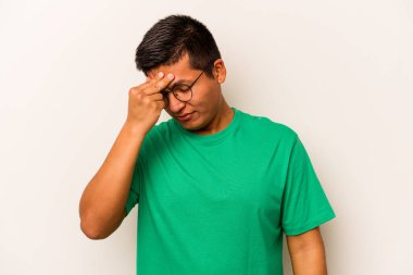 Beyaz arka planda izole edilmiş genç İspanyol bir adamın başı ağrıyor, yüzüne dokunuyor..