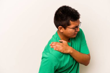 Beyaz arka planda izole edilmiş genç İspanyol bir adam omuz ağrısı çekiyor..