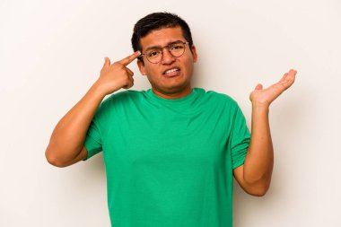 Latin kökenli genç bir adam beyaz arka planda izole edilmiş ve elinde bir ürün tutuyor..