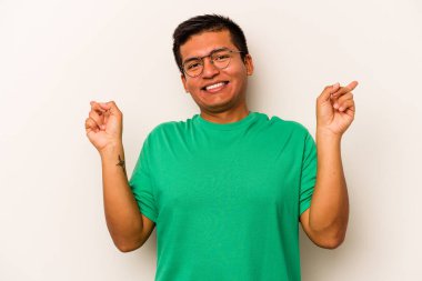 Beyaz arka planda izole edilmiş genç İspanyol adam farklı kopya alanlarını gösteriyor, birini seçiyor, parmaklarıyla gösteriyor..