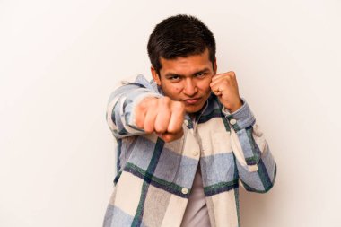 Latin kökenli genç bir adam beyaz arka planda izole edilmiş. Yumruk atıyor, sinirleniyor, kavga ediyor..