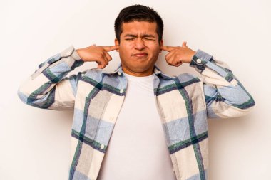 Beyaz arka planda izole edilmiş, kulakları parmaklarla kaplayan, stresli ve çaresiz genç bir İspanyol..