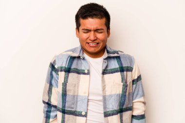 Beyaz arka planda izole edilmiş genç İspanyol adam gülüyor ve gözlerini kapıyor, rahatlamış ve mutlu hissediyor..