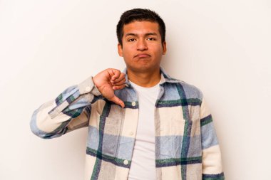 Beyaz arka planda izole edilmiş genç İspanyol bir adam hoşlanmadığı bir jest gösteriyor, kabul etmiyor. Anlaşmazlık konsepti.