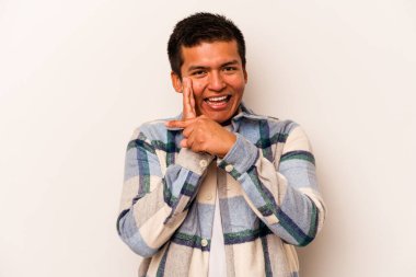 Latin kökenli genç bir adam beyaz arka planda izole edilmiş. Dedikodu yapıyor, bir şeyleri bildiriyor..