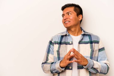 Latin kökenli genç bir adam beyaz arka planda izole edilmiş. Aklında bir plan kuruyor..