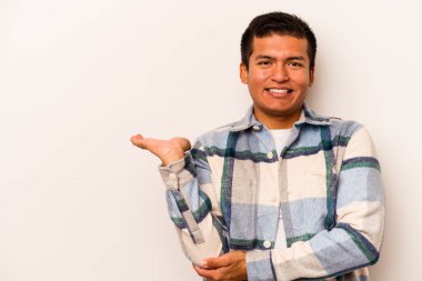 Beyaz arka planda izole edilmiş genç İspanyol bir adam bir avuç içinde fotokopi alanı ve belinde bir el daha gösteriyor..