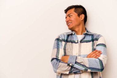 Beyaz arka planda izole edilmiş genç İspanyol adam kollarını kavuşturarak gülümsüyor..