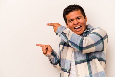Beyaz arka planda izole edilmiş genç bir İspanyol işaret parmaklarıyla işaret ederek heyecanlanıyor..