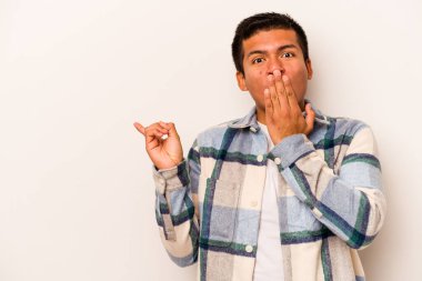 Beyaz arka planda izole edilmiş genç bir İspanyol yan tarafı gösteriyor.