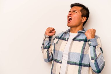 Beyaz arka planda izole edilmiş genç İspanyol bir adam zaferden sonra yumruk kaldırıyor, kazanan konsept..