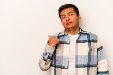 Beyaz arka planda izole edilmiş genç İspanyol adam işaret parmağıyla fotokopi alanını işaret ederek şok oldu..