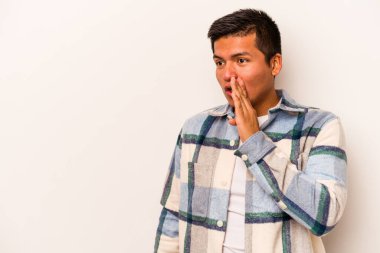 Beyaz arka planda izole edilmiş genç İspanyol adam gördüğü bir şey yüzünden şoka uğruyor..