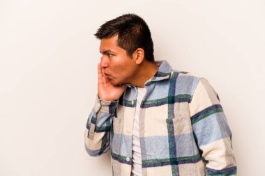 Beyaz arka planda izole edilmiş genç İspanyol bir adam gizli bir sıcak fren haberi veriyor ve yana bakıyor.