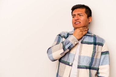 Genç İspanyol bir adam beyaz arka planda izole edilmiş kafasının arkasına dokunuyor, düşünüyor ve bir seçim yapıyor..