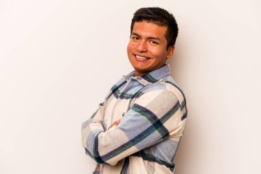 Beyaz arka planda izole edilmiş genç İspanyol adam mutlu, güler yüzlü ve neşeli.