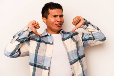 Beyaz arka planda izole edilmiş genç bir İspanyol gururlu ve kendinden emin hissediyor, örnek olarak.