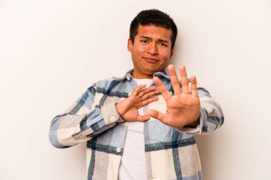 Beyaz arka planda izole edilmiş genç İspanyol adam elini uzatmış, dur işareti göstererek seni engelliyor..