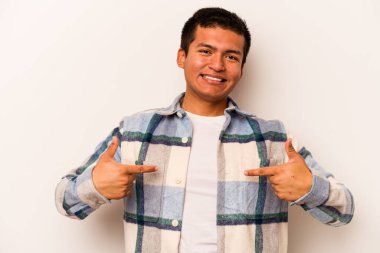 Beyaz arka planda izole edilmiş genç bir İspanyol. Parmakları aşağıda, olumlu hisler içinde..